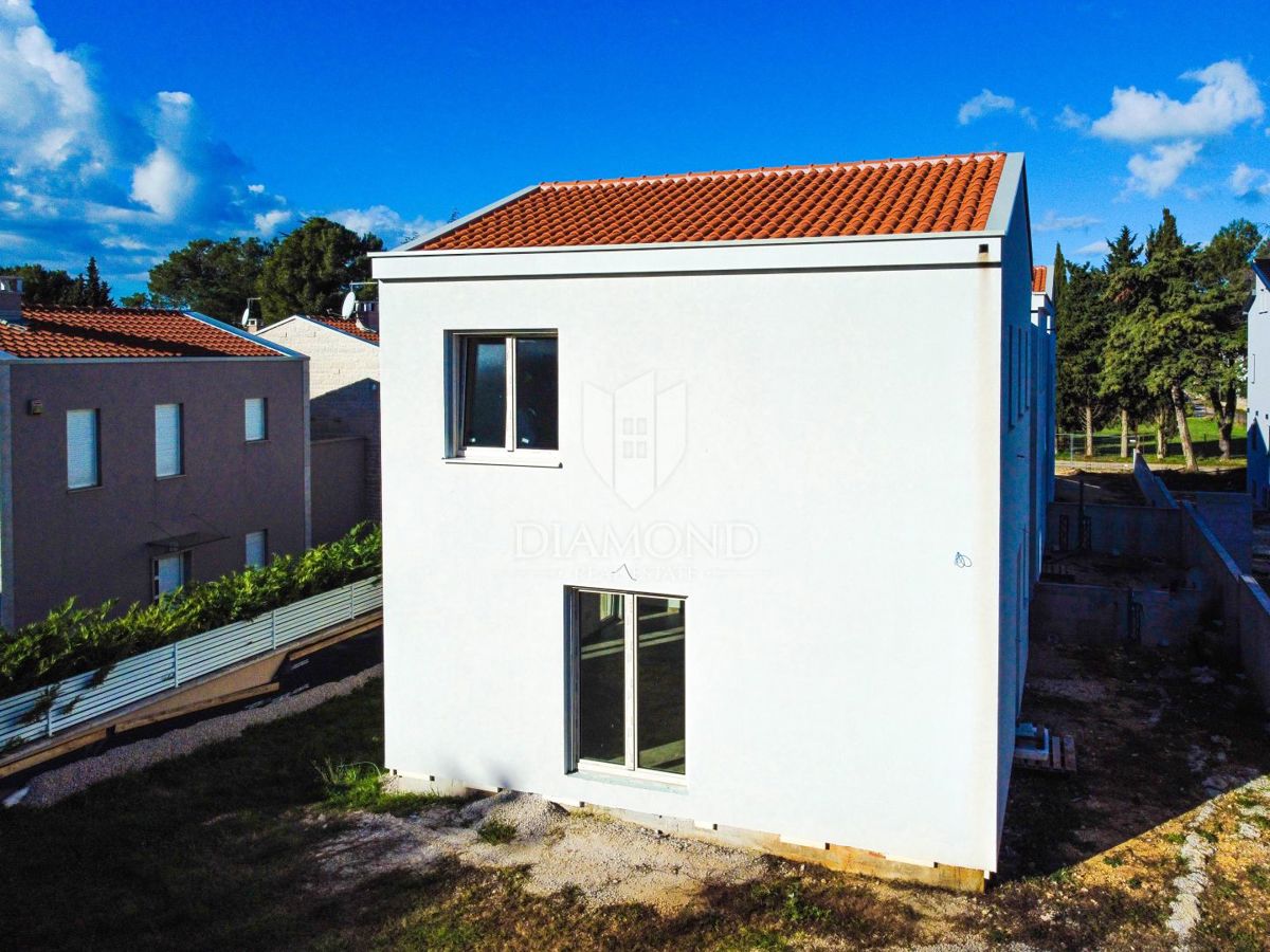 Poreč, vrstna hiša na atraktivni lokaciji blizu morja!