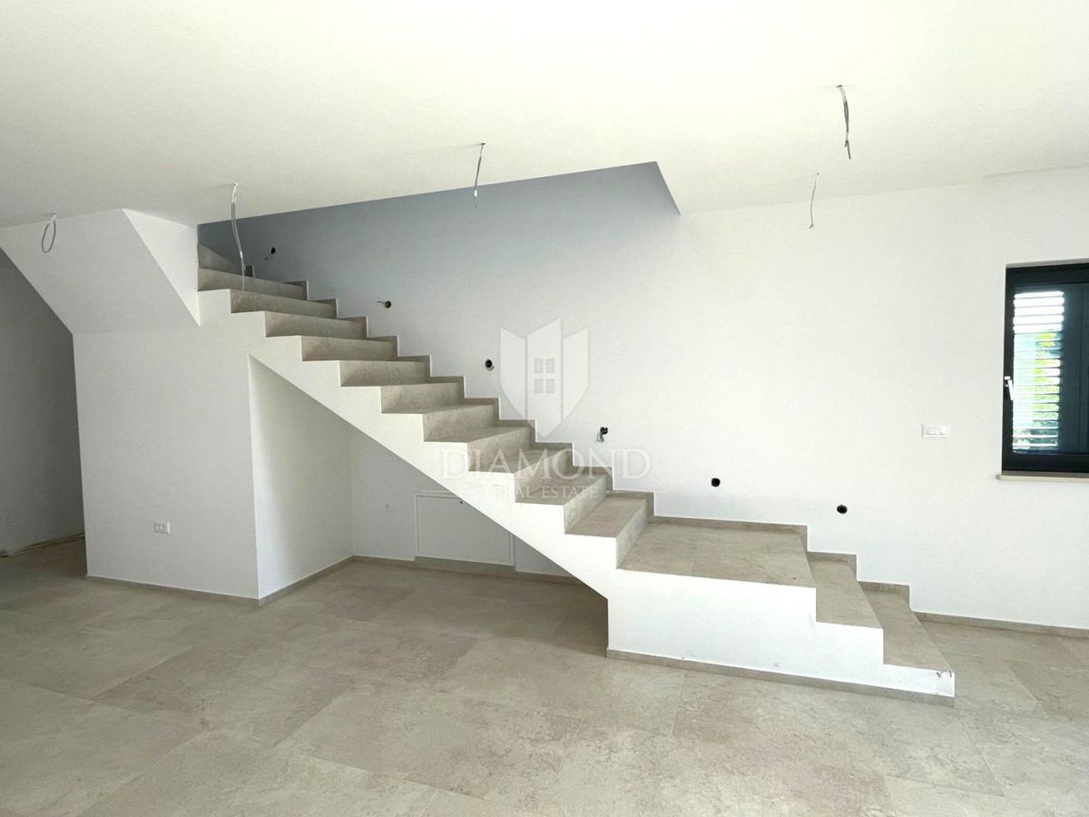 Poreč, impozantna vila z bazenom na mirni lokaciji!