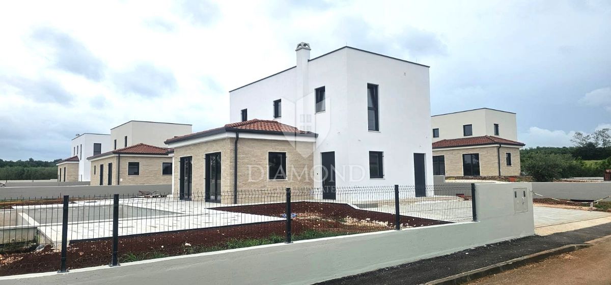 Poreč, impozantna vila z bazenom na mirni lokaciji!