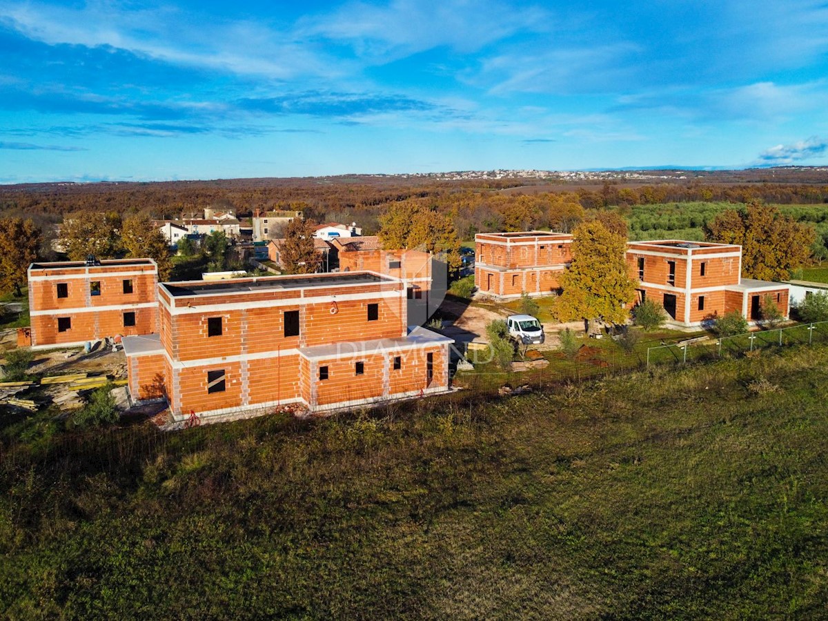 Poreč, impozantna vila z bazenom na mirni lokaciji!