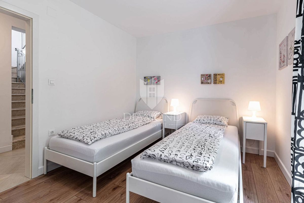 Labin, Vila z bazenom