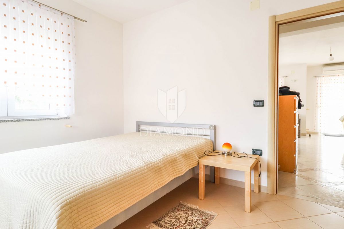 Apartma v pritličju s 3 spalnicami in vrtom v bližini Umaga