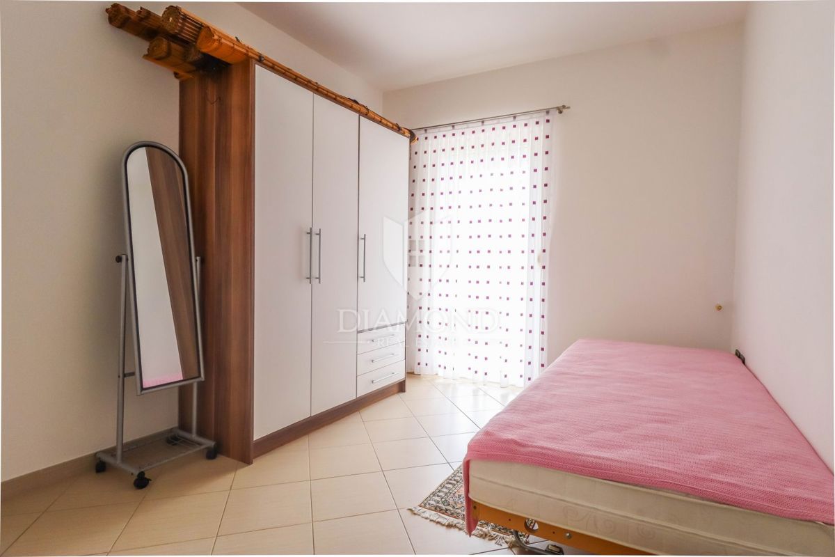 Apartma v pritličju s 3 spalnicami in vrtom v bližini Umaga