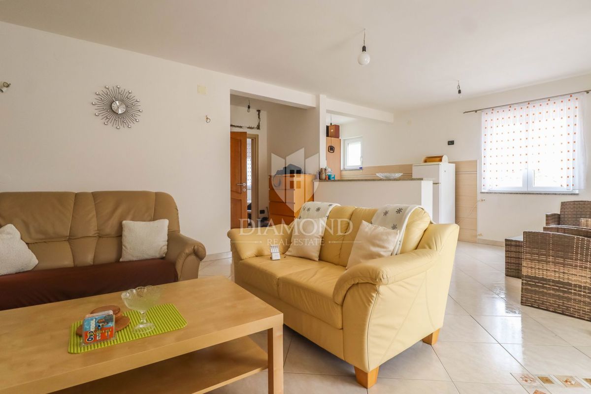 Apartma v pritličju s 3 spalnicami in vrtom v bližini Umaga