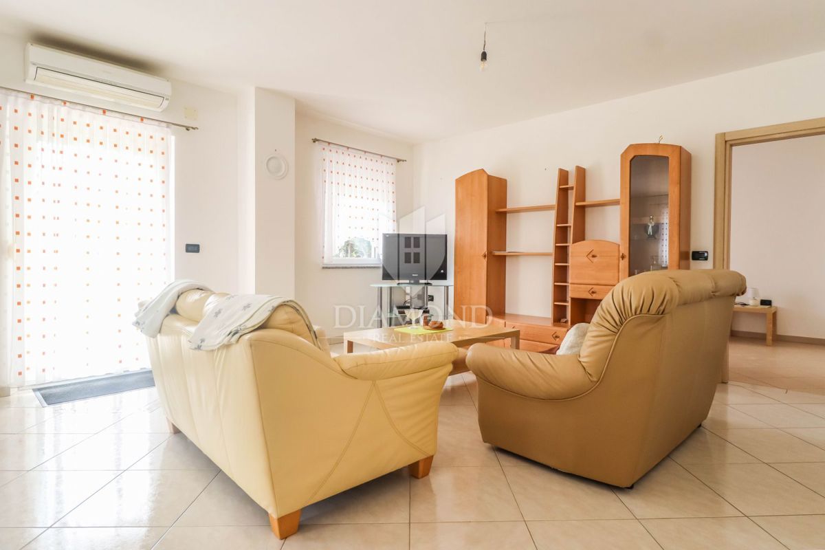 Apartma v pritličju s 3 spalnicami in vrtom v bližini Umaga