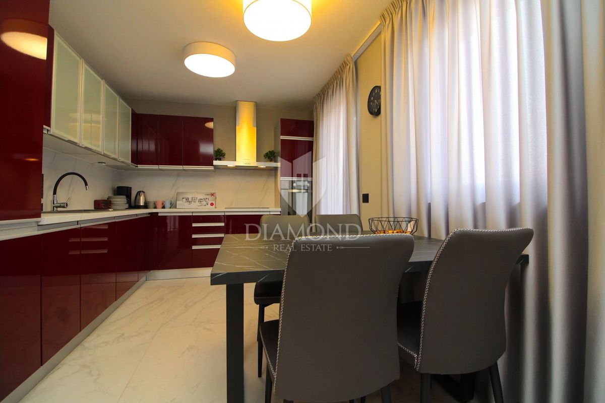 Labin, luksuzno prenovljeno stanovanje v centru mesta 