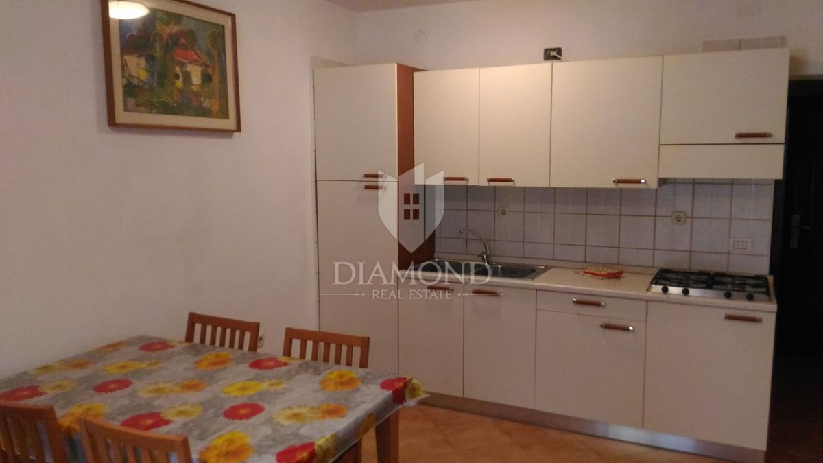 Hiša s 3 stanovanji v bližini centra mesta in plaž