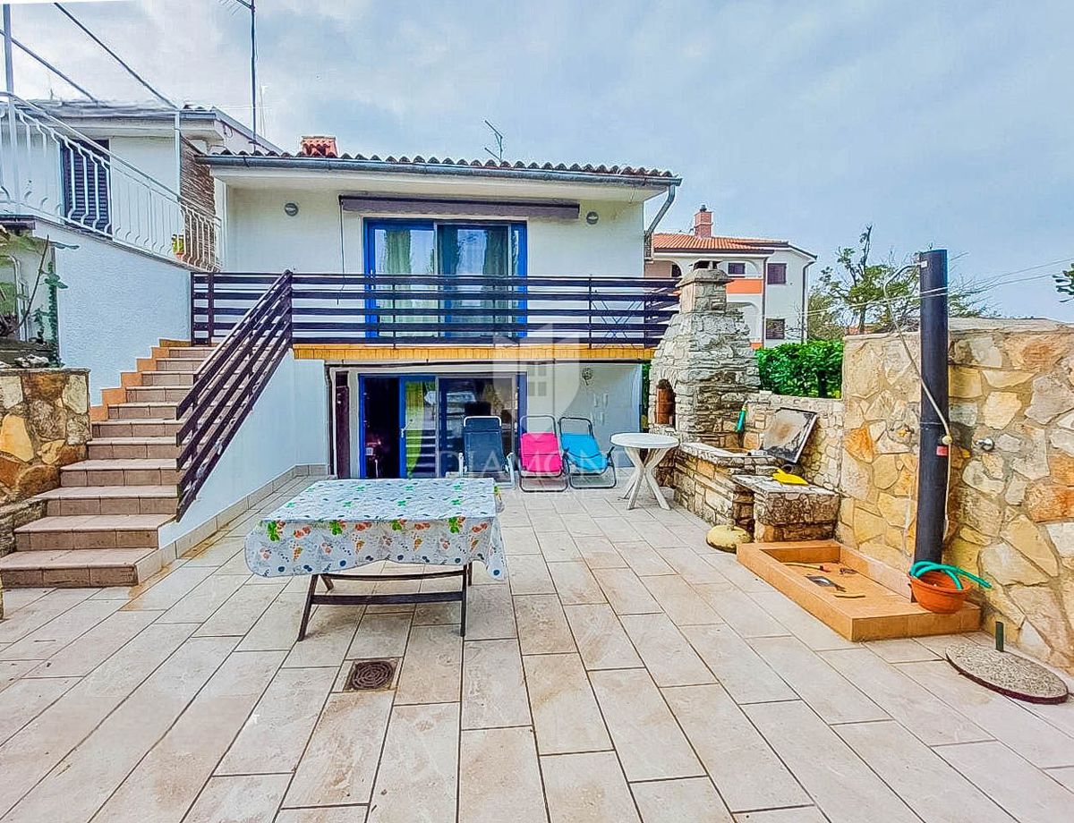 Umag, okolica! Odlična hiša z dvema apartmajema 300 metrov od morja!