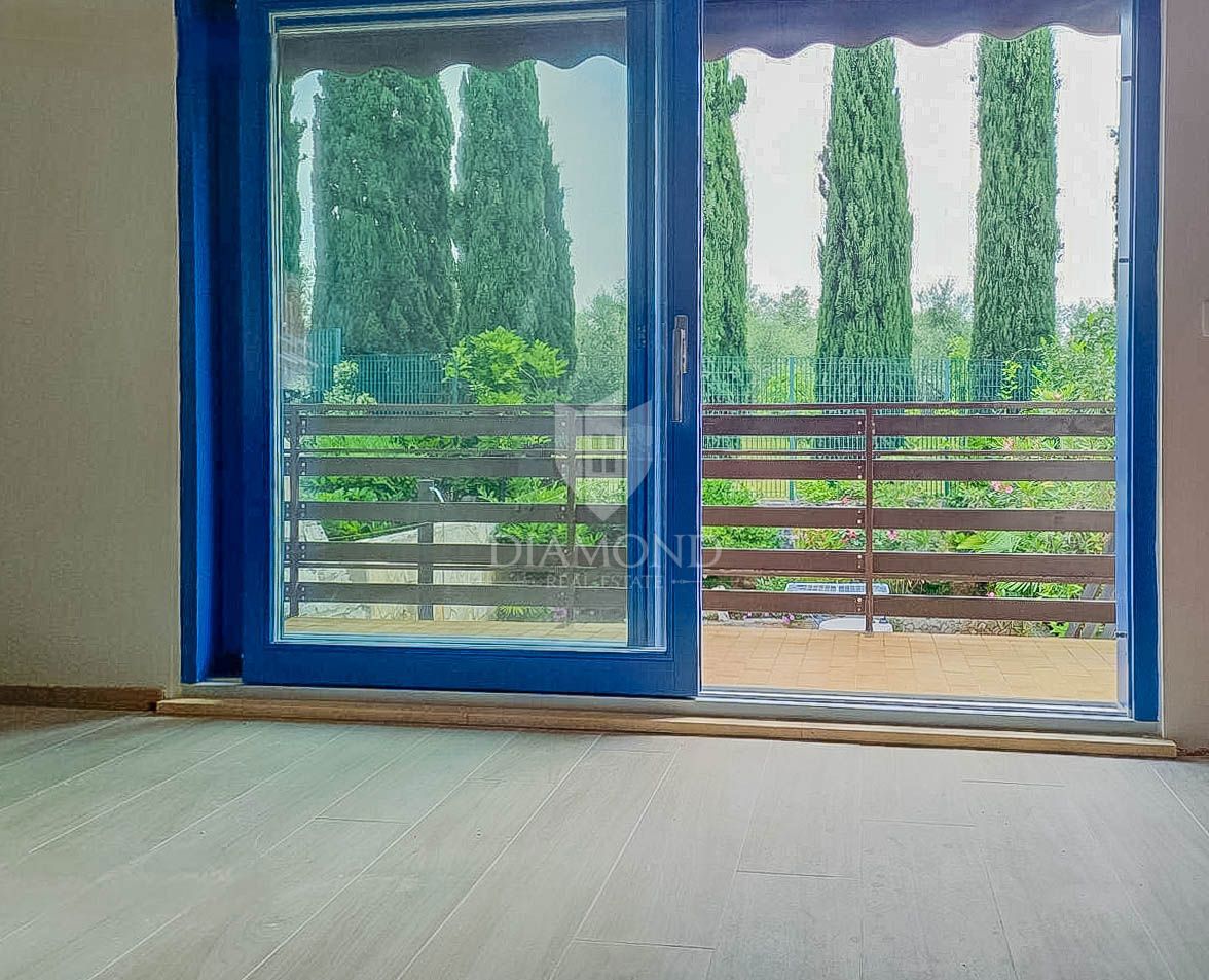 Umag, okolica! Odlična hiša z dvema apartmajema 300 metrov od morja!
