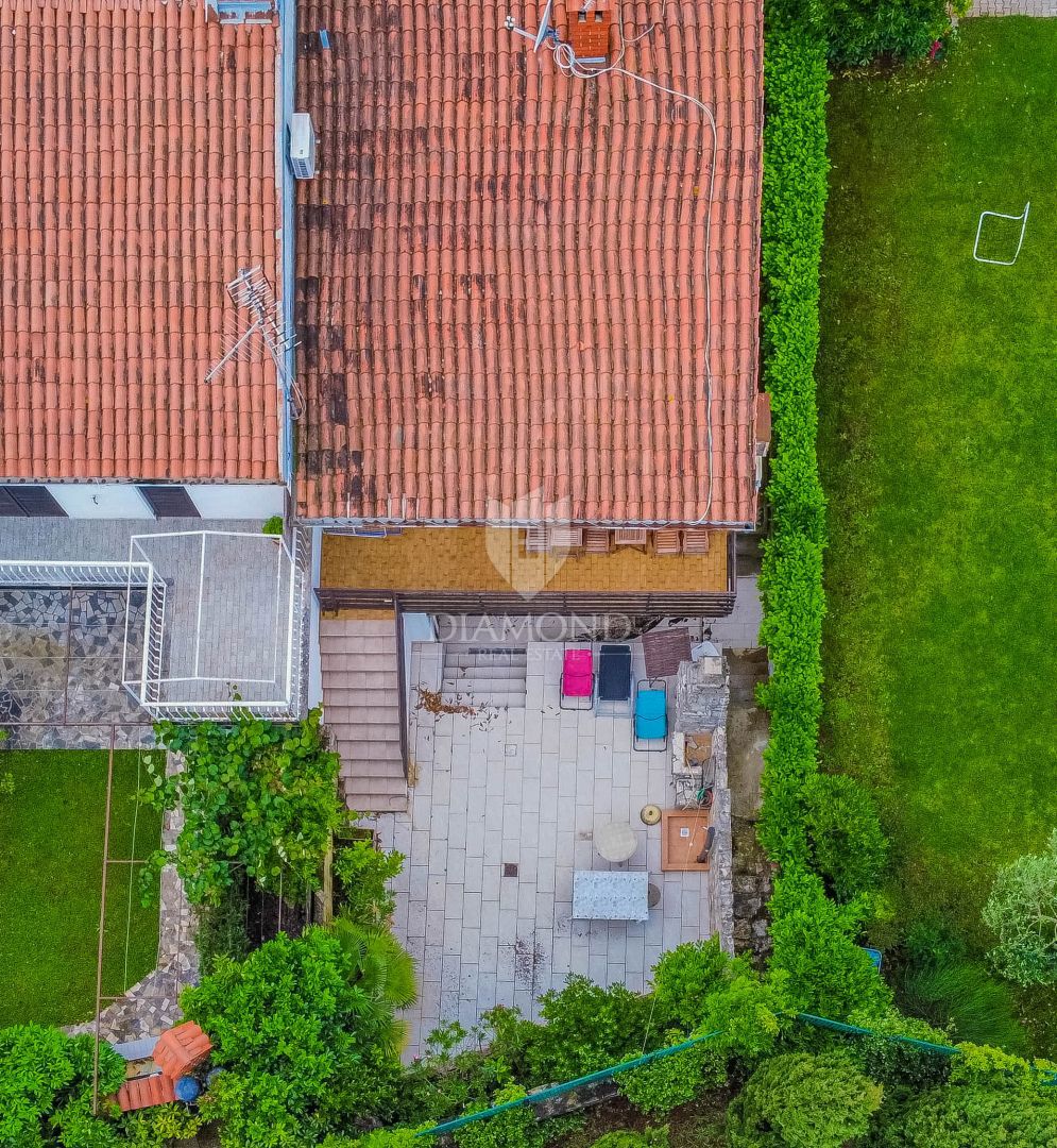 Umag, okolica! Odlična hiša z dvema apartmajema 300 metrov od morja!