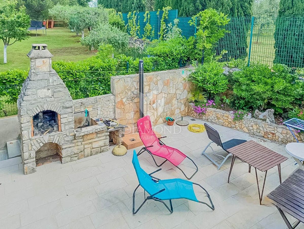 Umag, okolica! Odlična hiša z dvema apartmajema 300 metrov od morja!