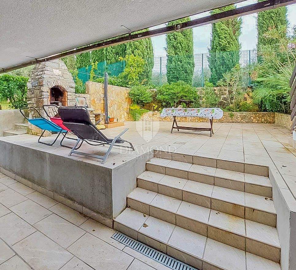 Umag, okolica! Odlična hiša z dvema apartmajema 300 metrov od morja!