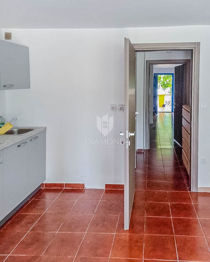 Umag, okolica! Odlična hiša z dvema apartmajema 300 metrov od morja!