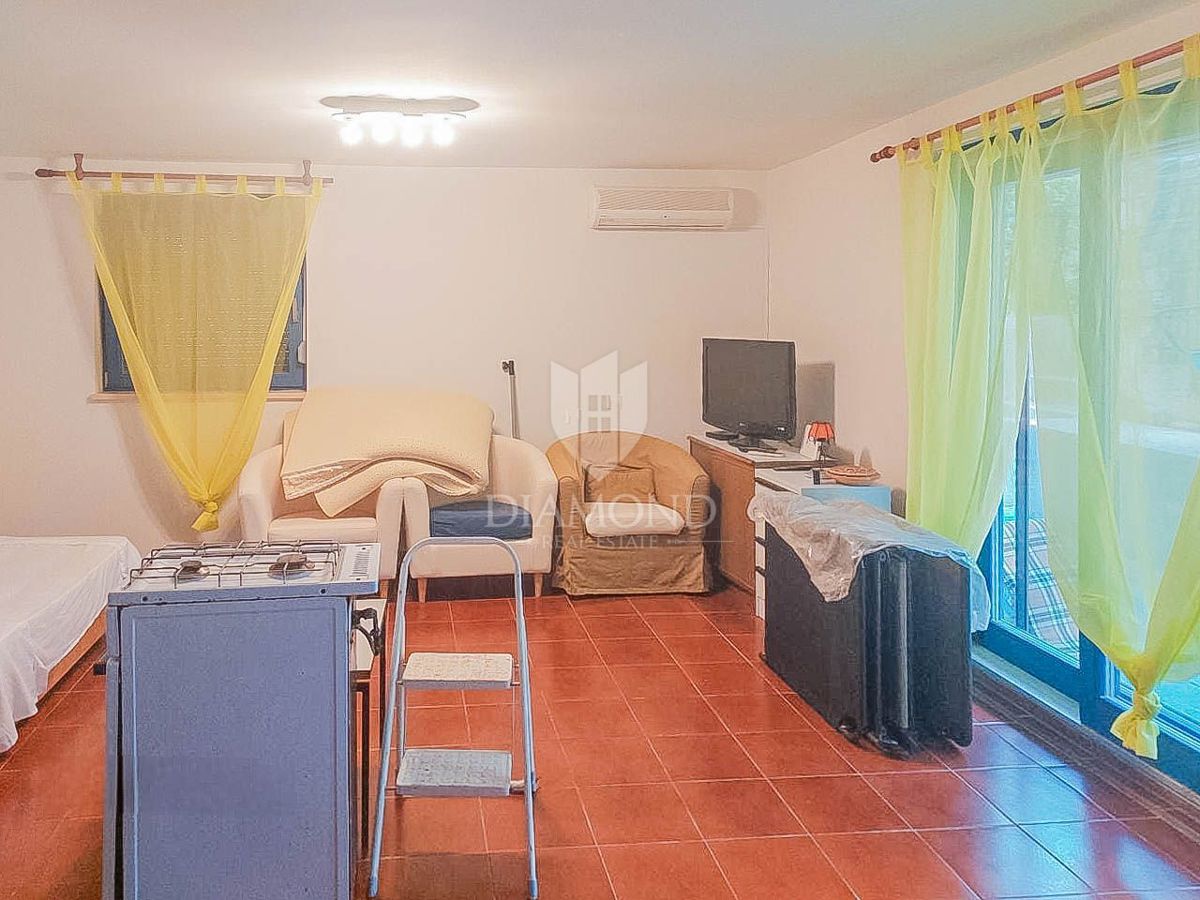 Umag, okolica! Odlična hiša z dvema apartmajema 300 metrov od morja!