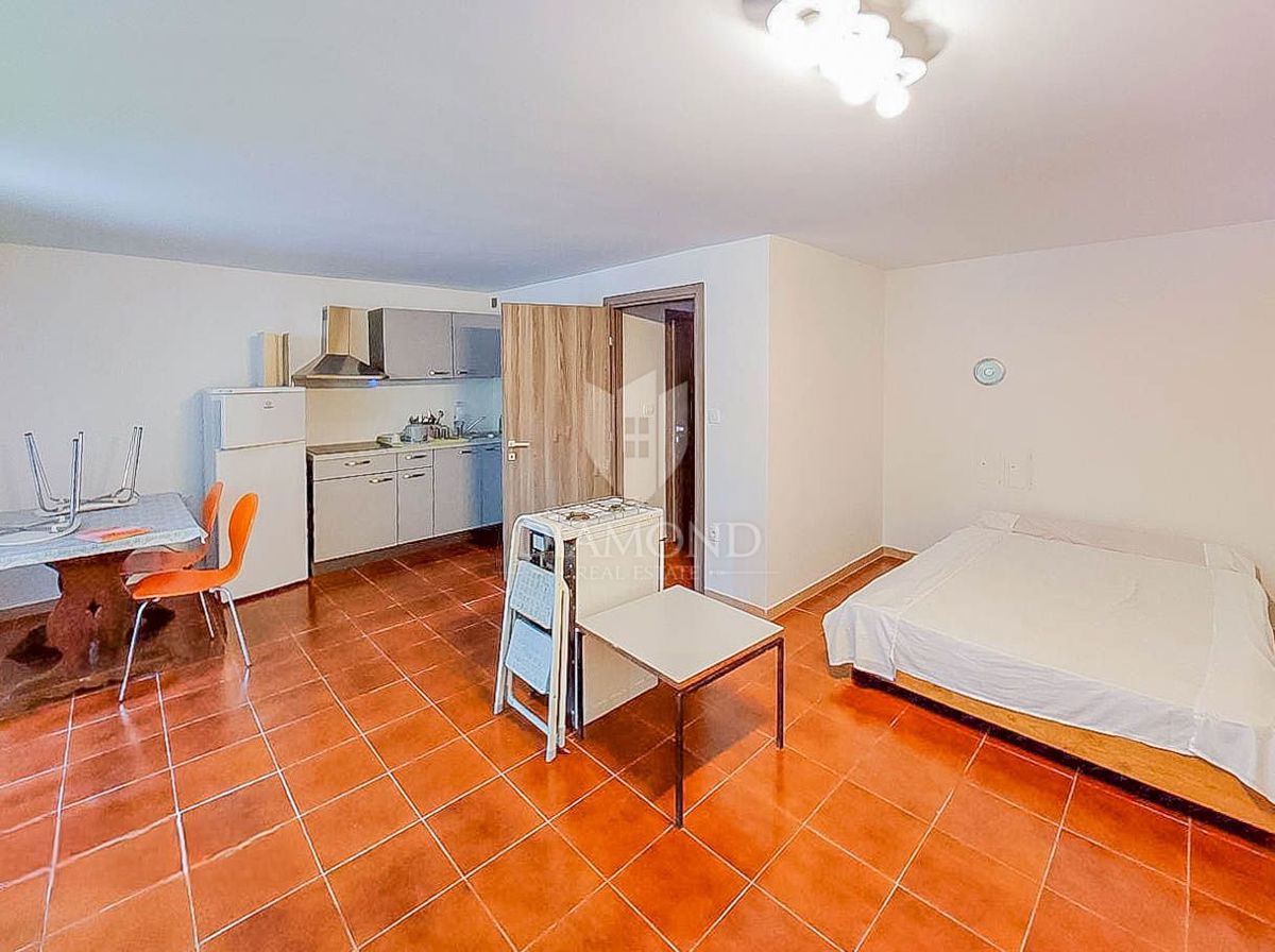 Umag, okolica! Odlična hiša z dvema apartmajema 300 metrov od morja!
