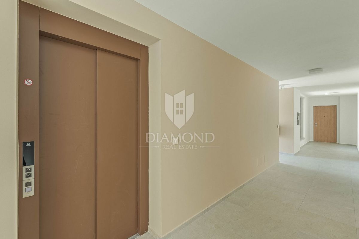 Novigrad, moderno stanovanje s 3 spalnicami in teraso!