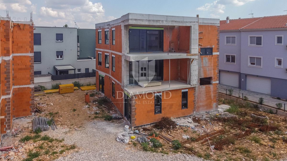 Štinjan - Novo prostorno moderno stanovanje 