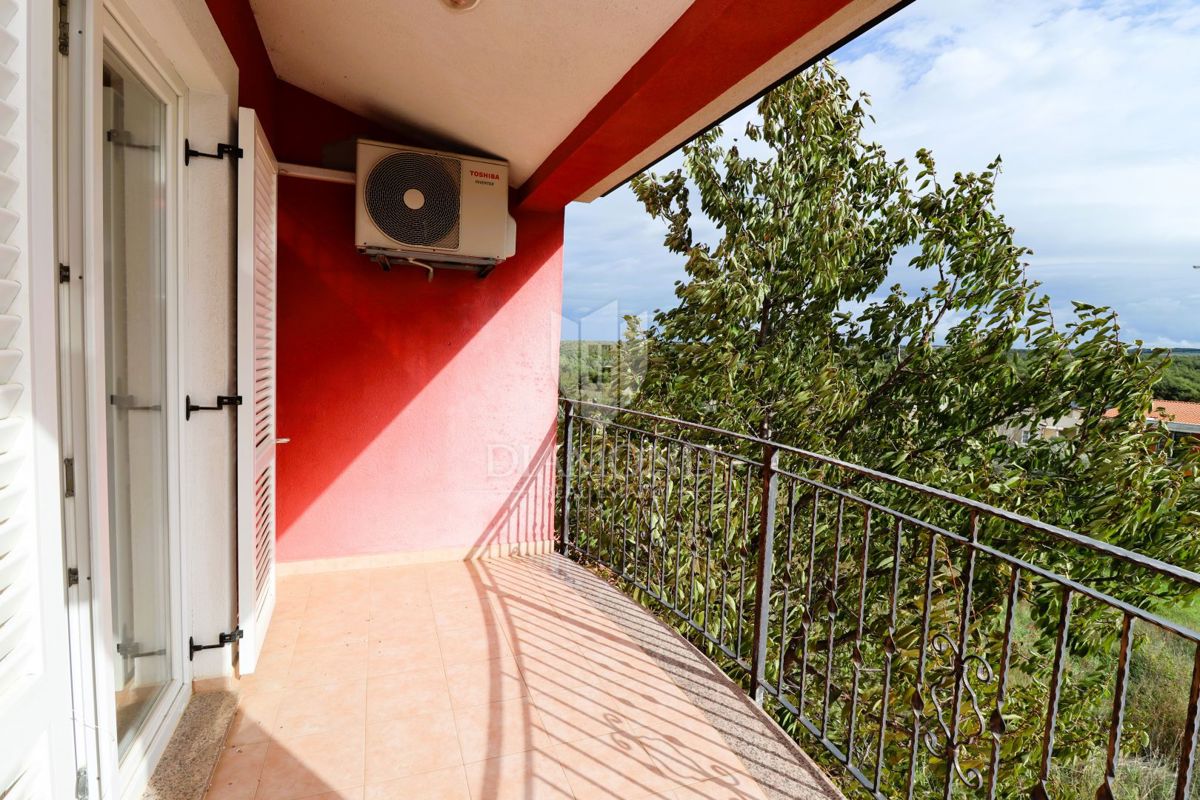 Poreč, okolica, PRILOŽNOST! Dva stanovanja z lastnim vrtom