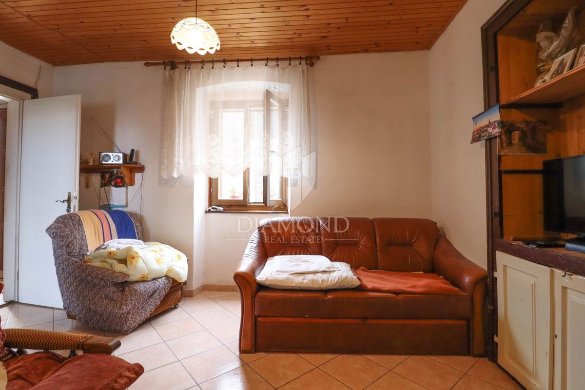 Bale, velika kamnita hiša za prenovo z lastnim vrtom!
