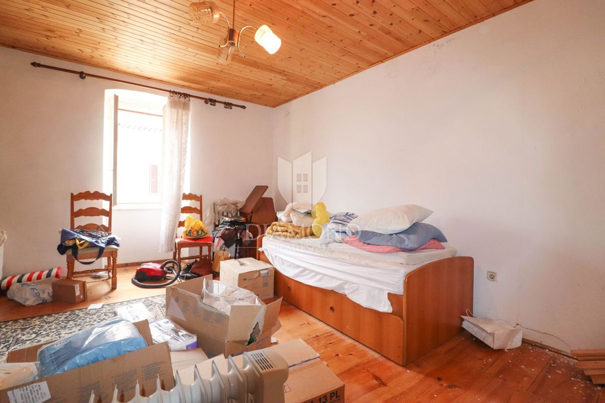 Bale, velika kamnita hiša za prenovo z lastnim vrtom!