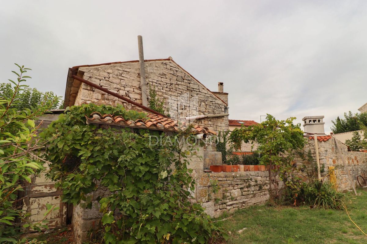 Bale, velika kamnita hiša za prenovo z lastnim vrtom!
