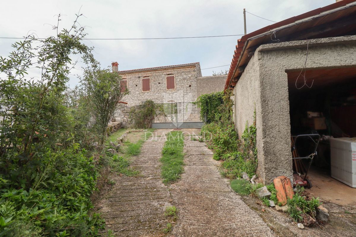 Bale, velika kamnita hiša za prenovo z lastnim vrtom!