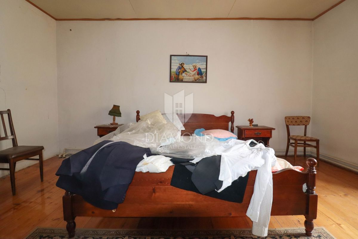 Bale, velika kamnita hiša za prenovo z lastnim vrtom!