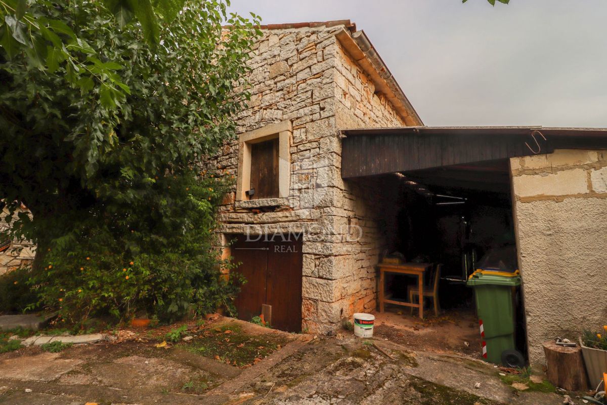 Bale, velika kamnita hiša za prenovo z lastnim vrtom!