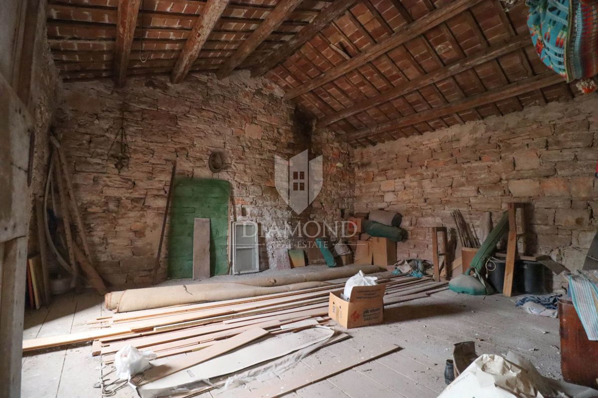 Bale, velika kamnita hiša za prenovo z lastnim vrtom!