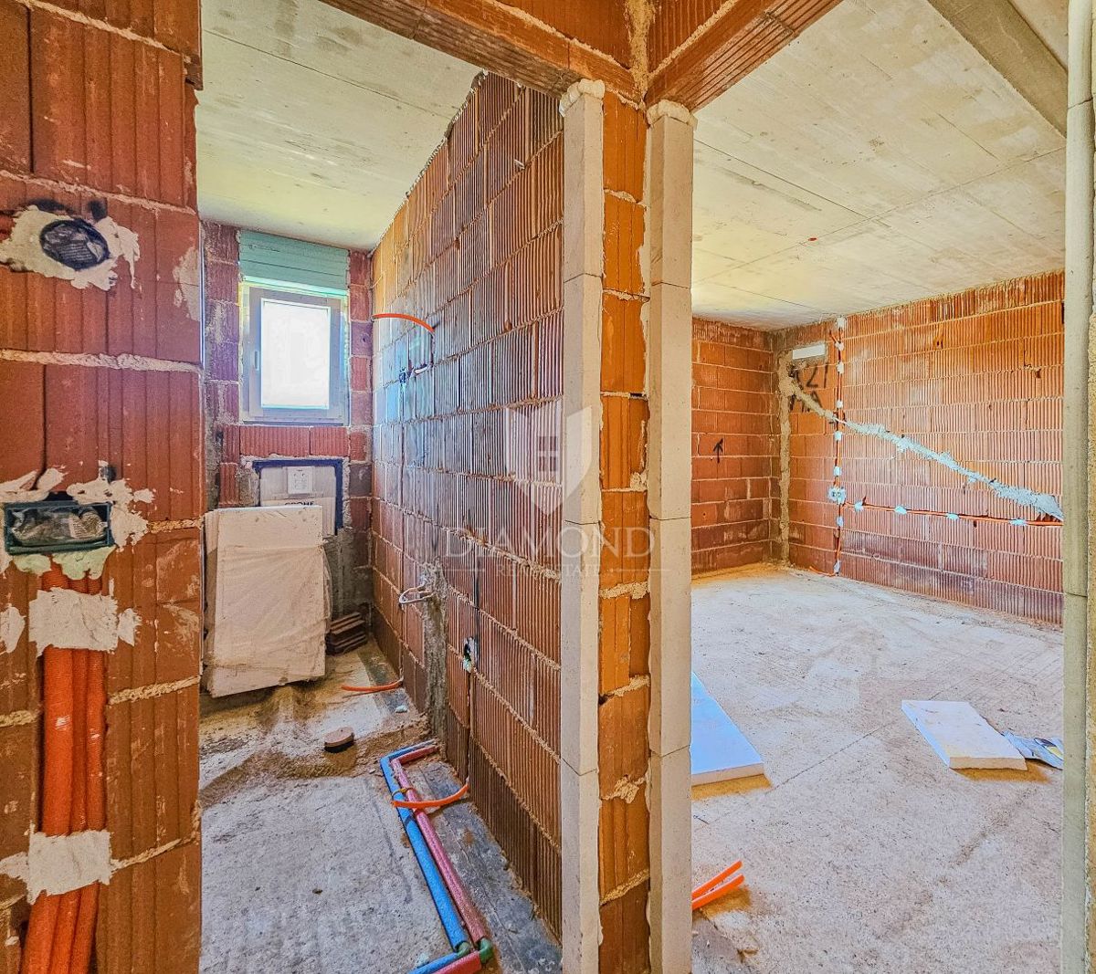 Novigrad, novogradnja, stanovanje z bazenom in 3 spalnicami!