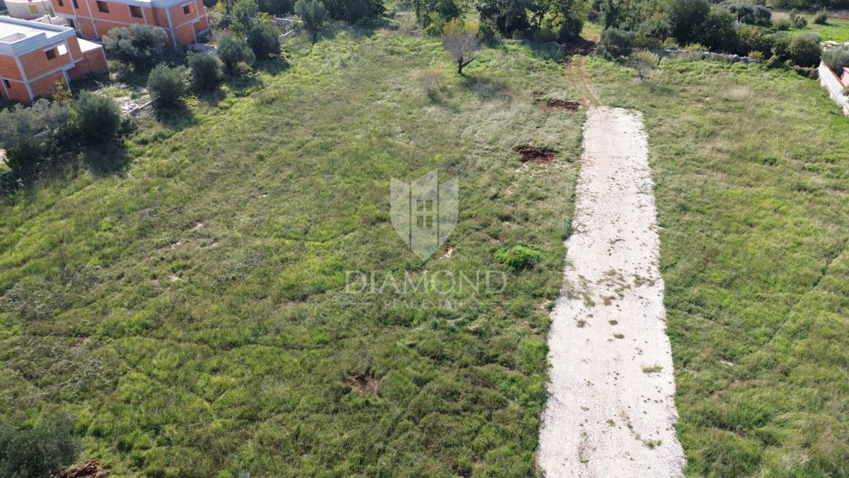 Marčana, prostorno zemljišče s pogledom na morje