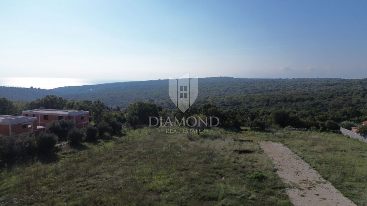 Marčana, prostorno zemljišče s pogledom na morje
