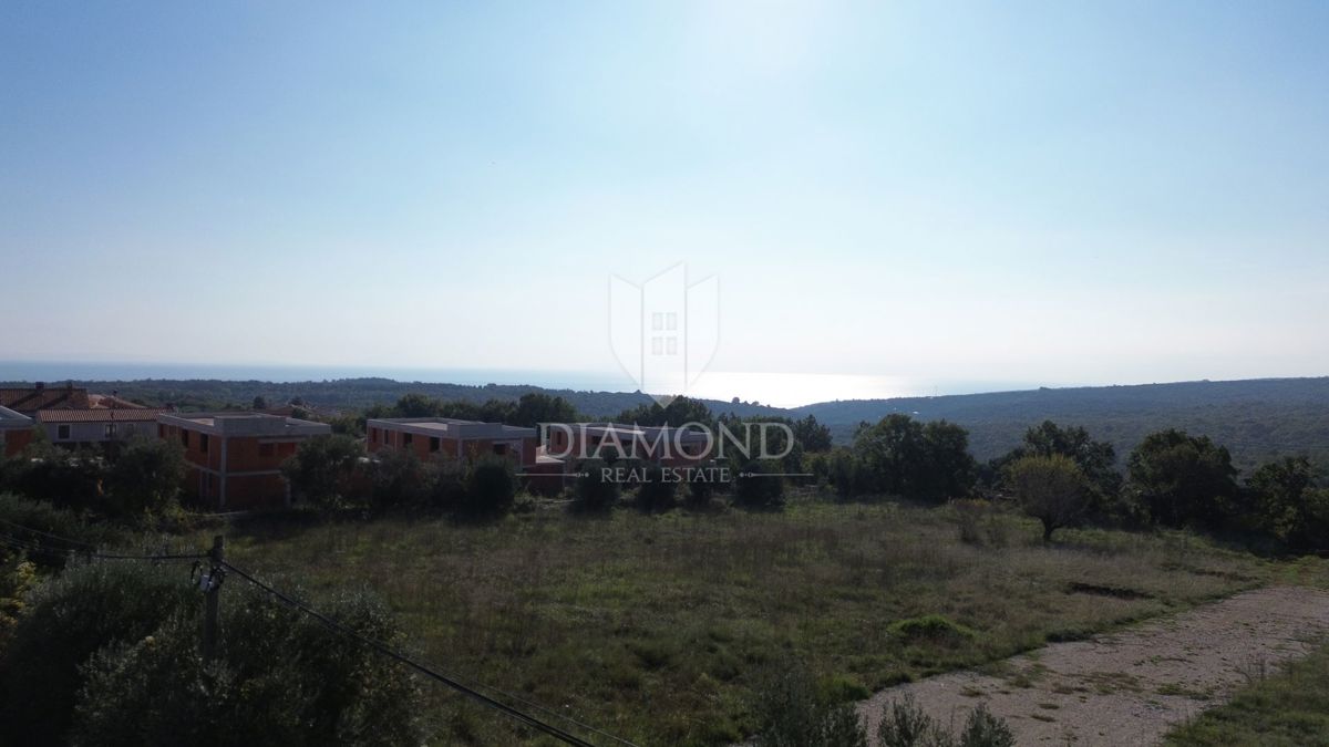 Marčana, prostorno zemljišče s pogledom na morje