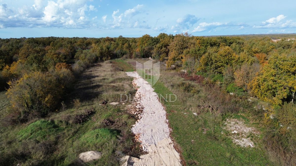 Svetvinčenat, odlično zemljišče na mirni lokaciji 