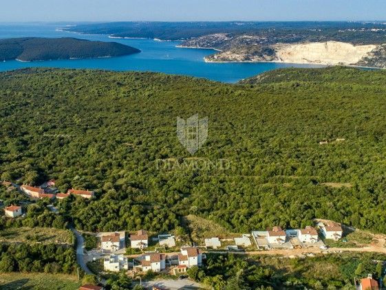 Labin, zemljišče z gradbenim dovoljenjem in pogledom na morje 