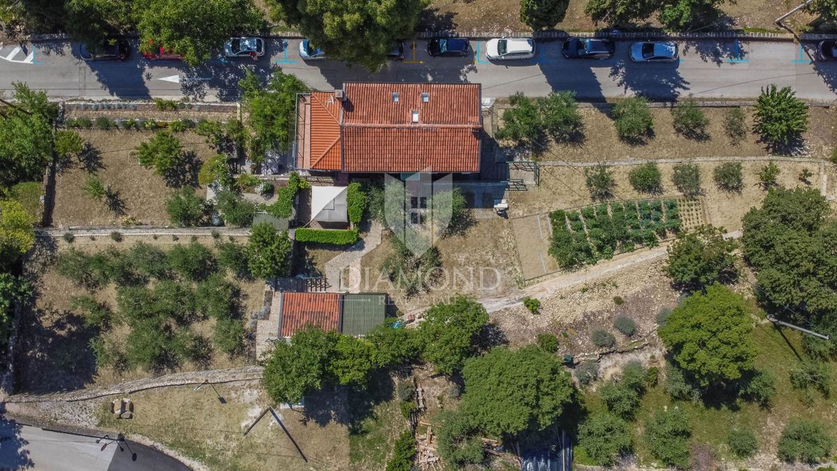 Grožnjan, hiša na odlični lokaciji z velikim dvoriščem