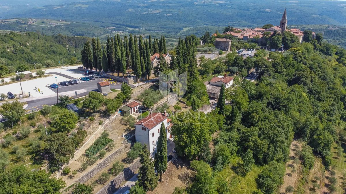 Grožnjan, hiša na odlični lokaciji z velikim dvoriščem