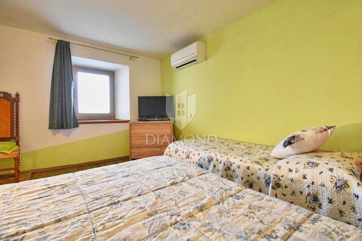 Grožnjan, hiša na odlični lokaciji z velikim dvoriščem