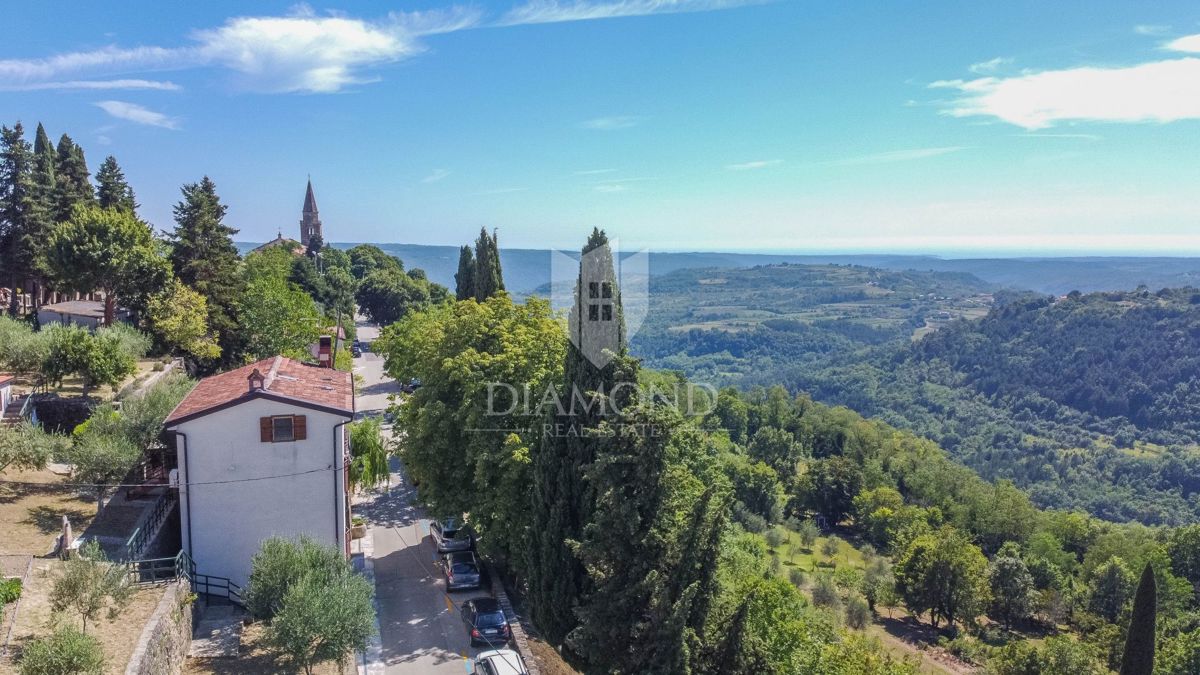 Grožnjan, hiša na odlični lokaciji z velikim dvoriščem