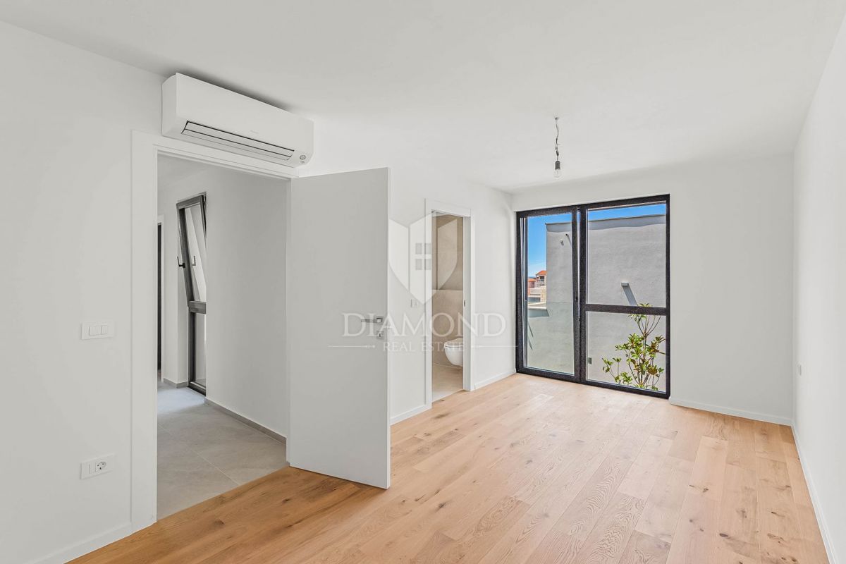 Novigrad, Moderno stanovanje s 3 spalnicami in teraso!