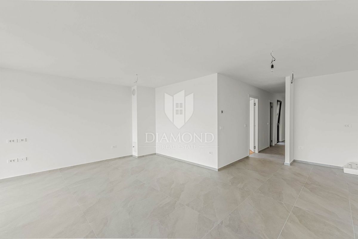 Novigrad, Moderno stanovanje s 3 spalnicami in teraso!