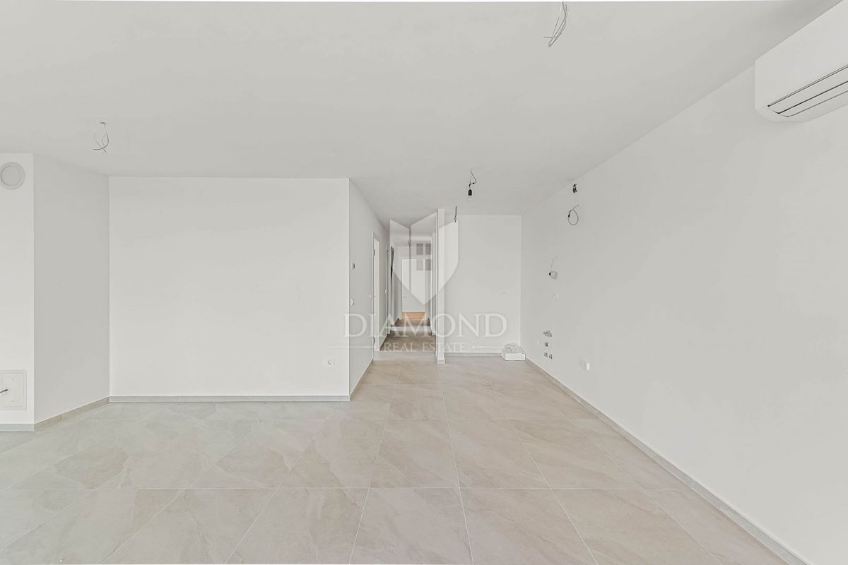 Novigrad, Moderno stanovanje s 3 spalnicami in teraso!