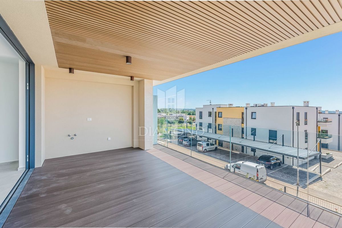 Novigrad, Moderno stanovanje s 3 spalnicami in teraso!