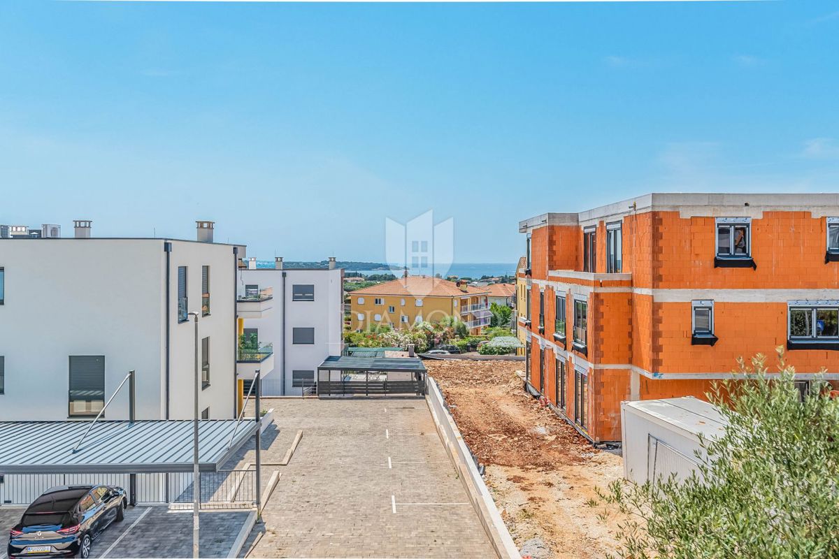 Novigrad, Moderno stanovanje s 3 spalnicami in teraso!