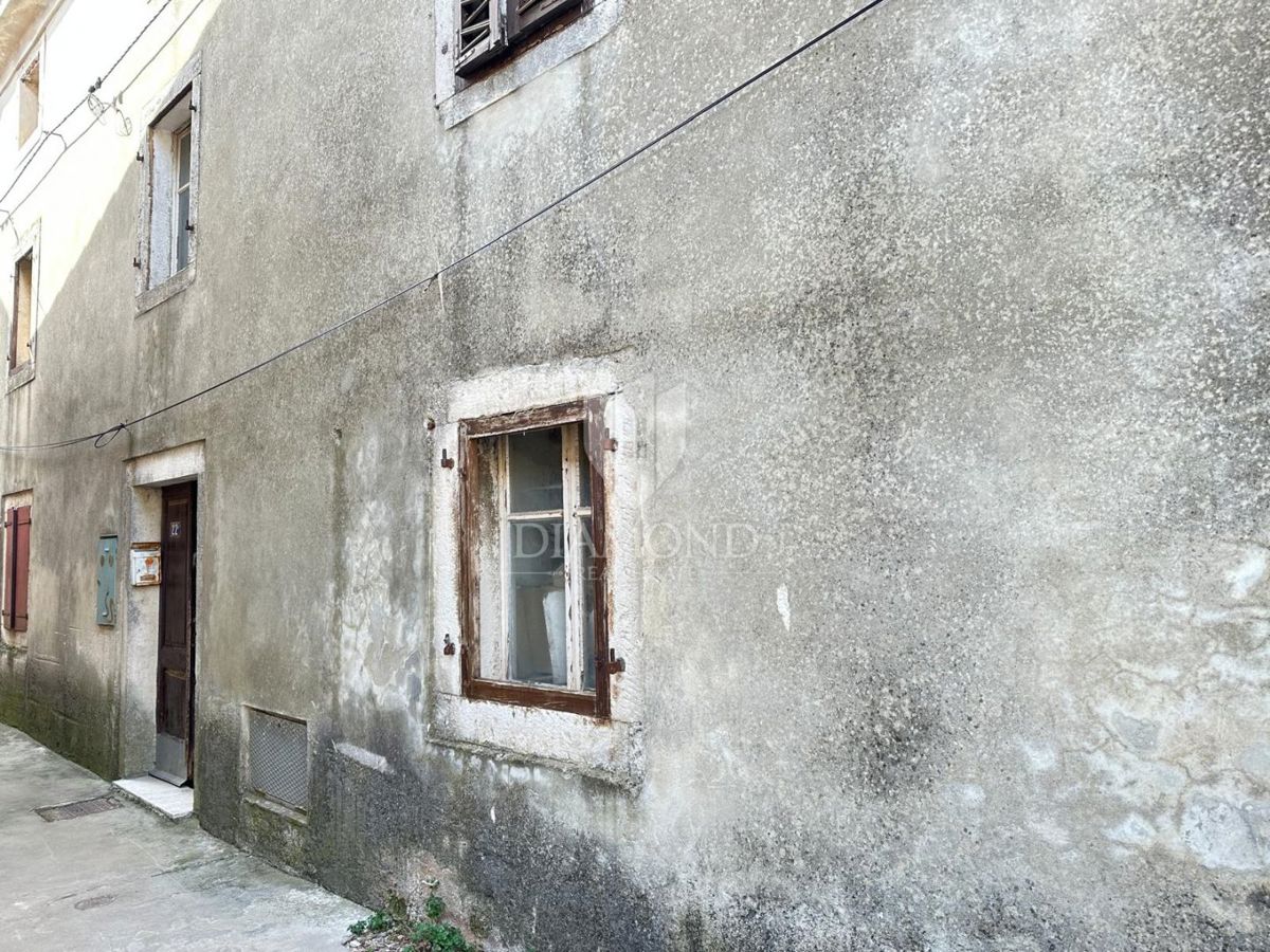 Vodnjan, ugodna hiša za obnovo!