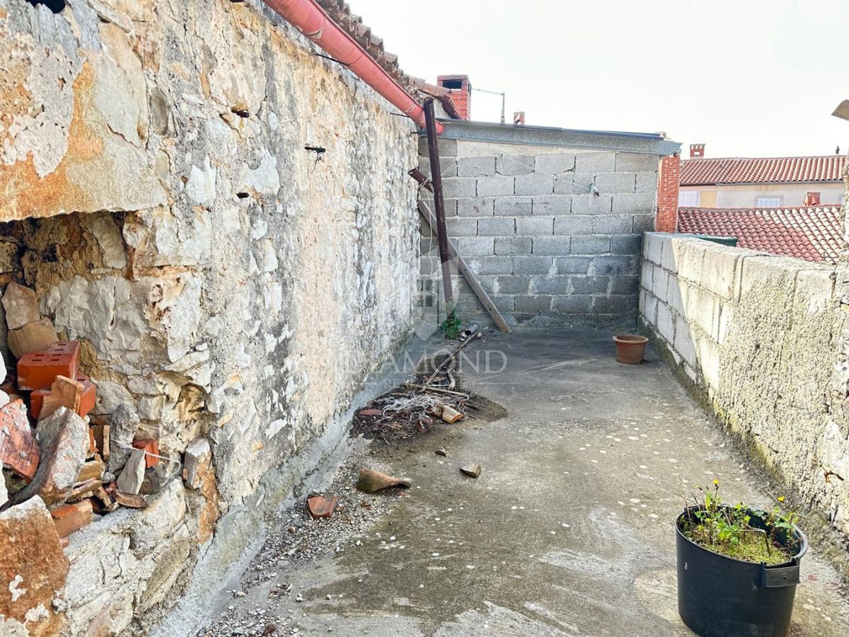 Vodnjan, ugodna hiša za obnovo!