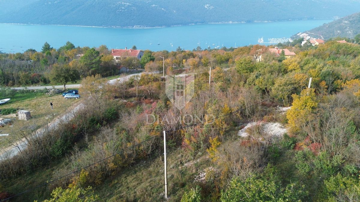 Veliko zemljišče s pogledom na morje