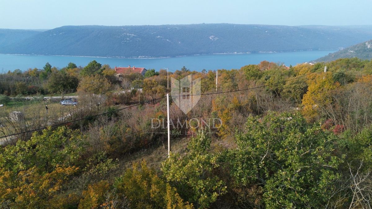 Veliko zemljišče s pogledom na morje