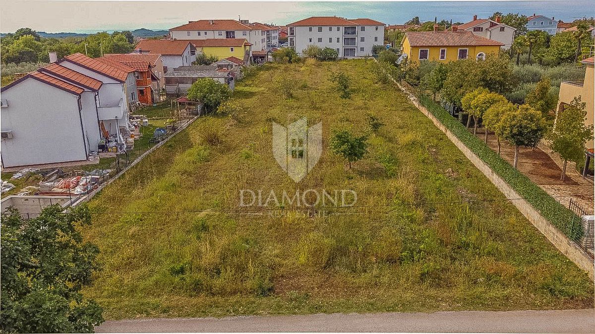 Prostorno zazidljivo zemljišče nedaleč od Poreča