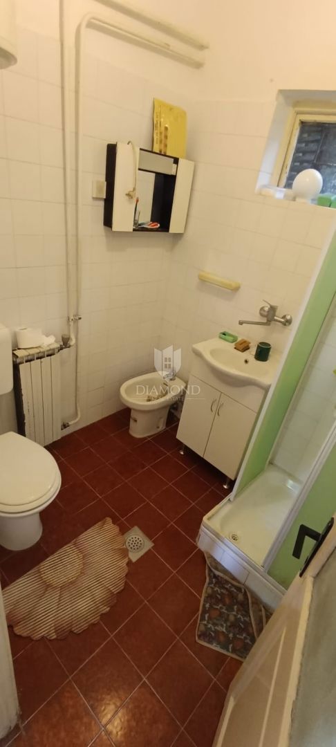Majhna hiša polna potenciala Labin